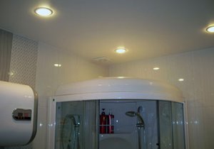 Натяжные потолки в ванной — плюсы и минусы