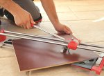 Как резать плитку плиткорезом ручным — видео инструкция
