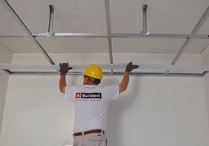 Как производится монтаж подвесного потолка из панелей ПВХ